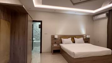 Caja de seguridad en la habitación, cortinas blackout y insonorización