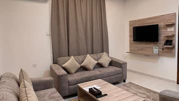 Departamento básico, 2 habitaciones, cocina | Área de sala de estar | Televisión de pantalla plana