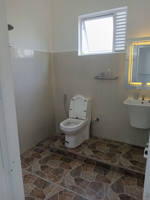 Shower, hair dryer, towels, soap - Kurumba Holidays Sri Lanka (Galle)