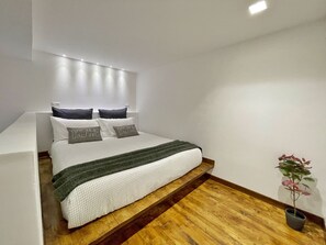 1 dormitorio, tabla de planchar con plancha, wifi y ropa de cama