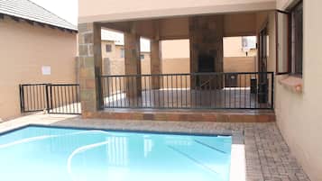 Apartamento, 3 habitaciones, patio, vistas al jardín | Piscina | Una piscina al aire libre