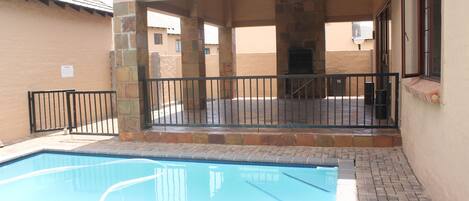 Apartamento, 3 habitaciones, patio, vistas al jardín | Piscina | Una piscina al aire libre