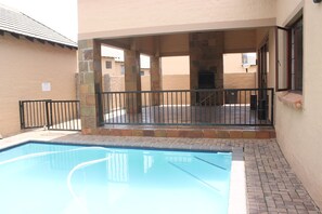 Apartamento, 3 quartos, varanda, vista para o jardim | Piscina | Piscina externa