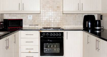 Cozy 3 Bed Duplex ,sleeps 6 With Double Bathroom