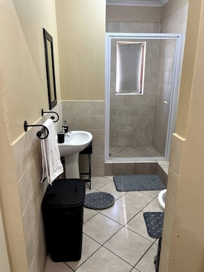 Apartment, 3 Bedrooms, Patio, Garden View | Bathroom - Cozy 3 Bed Duplex ,sleeps 6 With Double Bathroom (Johannesburg)