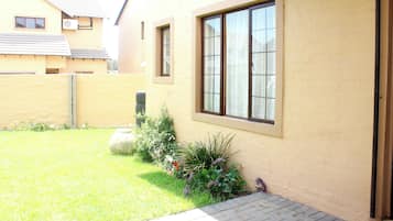 Apartamento, 3 habitaciones, patio, vistas al jardín | Jardín