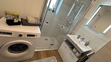 Dusche, Haartrockner, Handtücher, Seife
