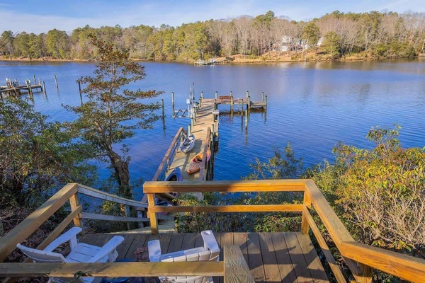 The view from the bluff is awe inspiring. Quiet landing for enjoying the river. The dock is long and can accommodate several boats! Mean low water is about 3 feet. Put in at Yankee Point Marina!