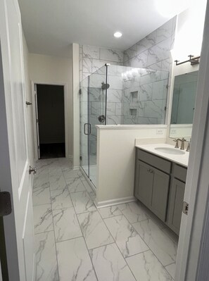 Regadera y papel de baño