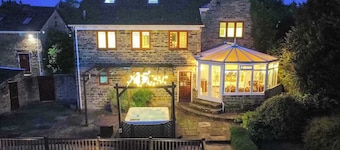 Countryside Escape: Hot Tub, Fire Pit, Games Room