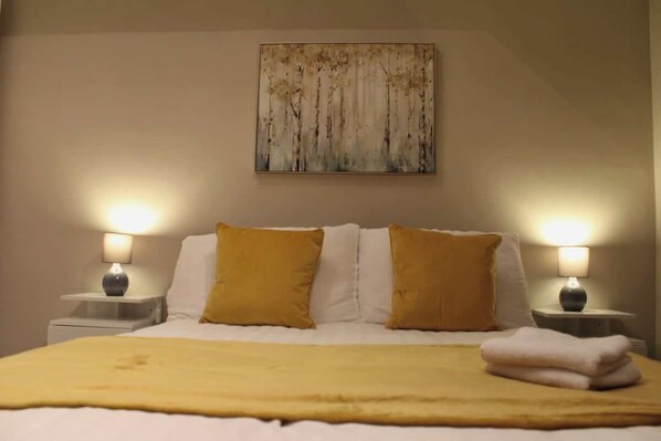 5 bedrooms, iron/ironing board, WiFi, bed sheets