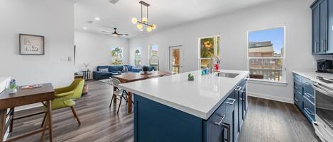 Kylskåp, mikrovågsugn, ugn och spishäll