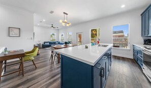 Fridge, microwave, oven, stovetop - Azure Sea Secluded Retreat (South Padre Island)