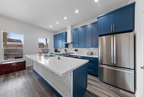 Een koelkast, een magnetron, een oven, een kookplaat