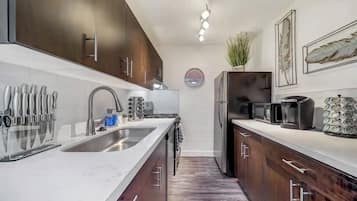 Jääkaappi, mikroaaltouuni, uuni, liesi