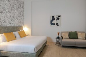 Hypo-allergenic bedding, down comforters, in-room safe, blackout drapes - Aiello Hotels - CityLife Apartments (Milan)