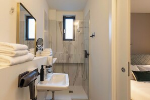 Design Duplex, Garden View | Bathroom | Free toiletries, hair dryer, slippers, towels - Aiello Hotels - CityLife Apartments (Milan)