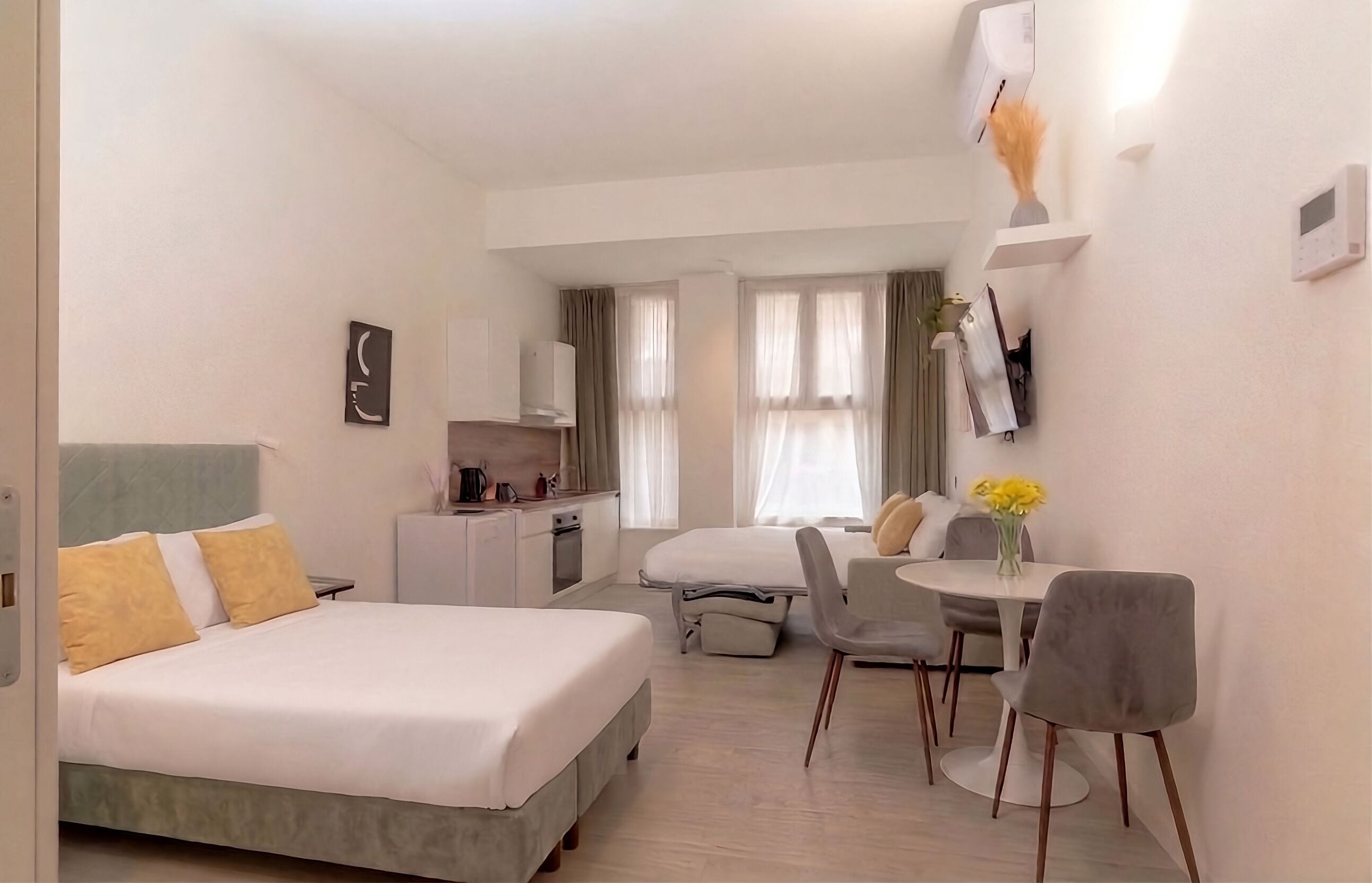 Standard Studio | Hypo-allergenic bedding, down duvets, in-room safe, blackout curtains