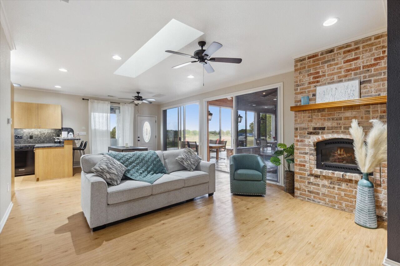 Smart-tv, eldstad, böcker och en stereo