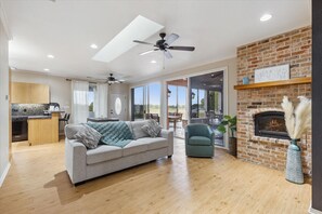 Smart-tv, een open haard, boeken en een stereo