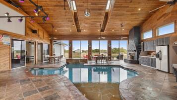 Una piscina techada, una piscina climatizada