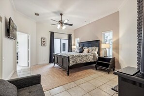 7 habitaciones, escritorio y tabla de planchar con plancha 