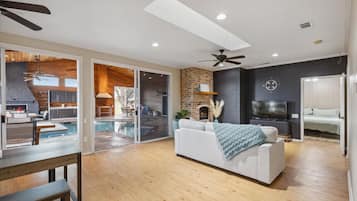 Smart-TV, Kamin, Bücher, Stereoanlage