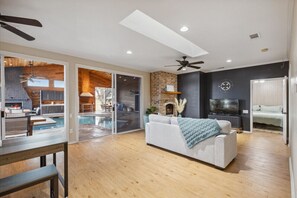 TV connectée, cheminée, livres, chaîne hi-fi