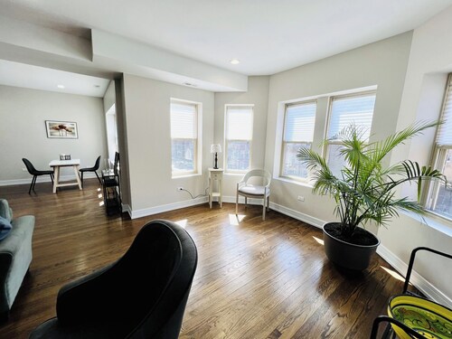 Beautiful, modern 3 bed 2 bath condo near Hyde Park, Obama Center and Lakefront