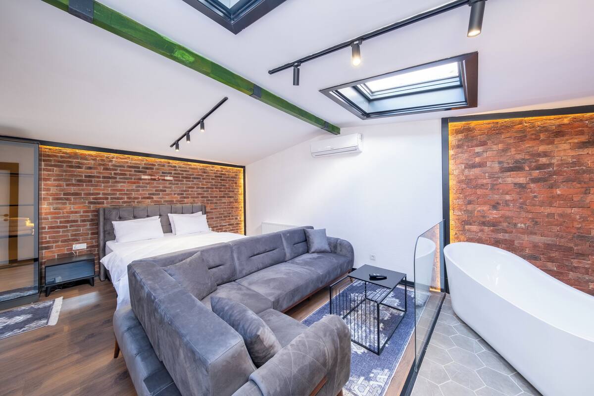 Romantic Studio Suite, 1 Queen Bed with Sofa bed, Jetted Tub, Executive Level