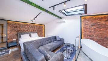 Romantic Studio Suite, 1 Queen Bed with Sofa bed, Jetted Tub, Executive Level