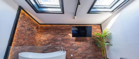 Romantic Studio Suite, 1 Queen Bed with Sofa bed, Jetted Tub, Executive Level | Private spa tub