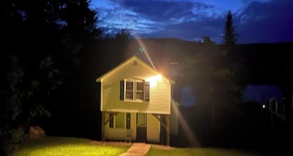Charming 3-bedroom Lakefront cottage in Woodford VT with WiFi access