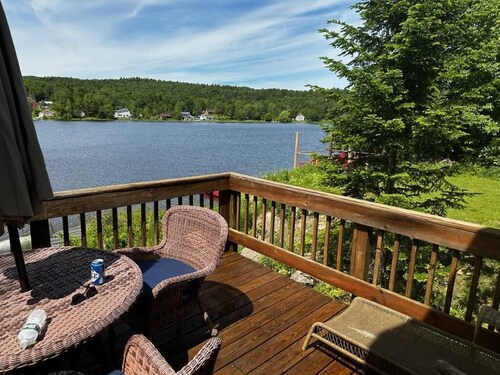 Charming 3-bedroom Lakefront cottage in Woodford VT with WiFi access