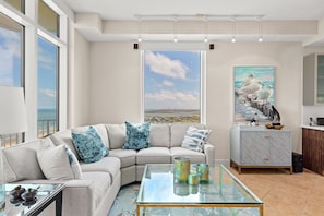 Condo, 3 chambres | Aire de séjour | Téléviseur connecté