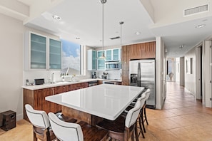 Condo, 3 chambres | Cuisine privée | Réfrigérateur, un four, cafetiÚre-théiÚre, grille-pain