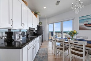 Apartment, 3 Schlafzimmer | Eigene Küche | Kühlschrank, Ofen, Wasserkocher mit Kaffee-/Teezubehör, Toaster