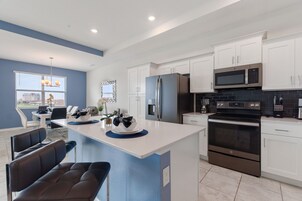 Condo, 2 quartos | Cozinha privada | Geladeira, fogão, cafeteira/chaleira, torradeira
