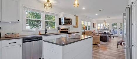 Een koelkast, een microgolfoven, een oven, een kookplaat