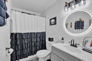 Sèche-cheveux, serviettes fournies, savon, papier toilette
