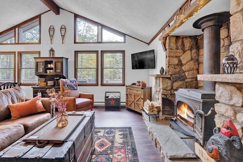 Chalet-style Mountain Home in Big Bass Lake Amenities-Pools, Gym and Lakes