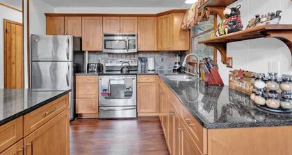 Chalet-style Mountain Home in Big Bass Lake Amenities-Pools, Gym and Lakes