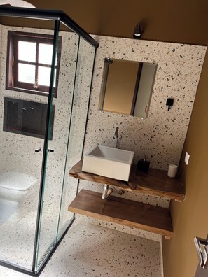 Een douche, een haardroger, handdoeken, zeep