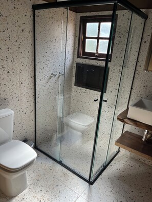 Dusche, Haartrockner, Handtücher, Seife