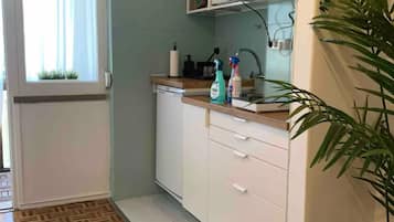 Een koelkast, een microgolfoven, een oven, een kookplaat