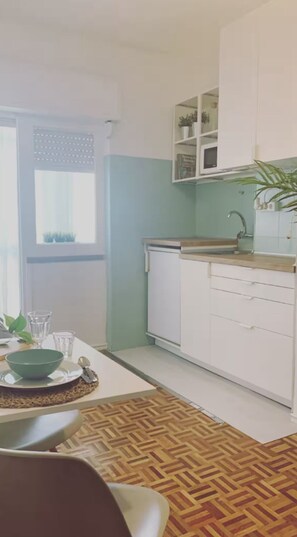 Fridge, microwave, oven, stovetop - Cozy apartment 20 minutes from downtown Lisbon and Sintra (Amadora)
