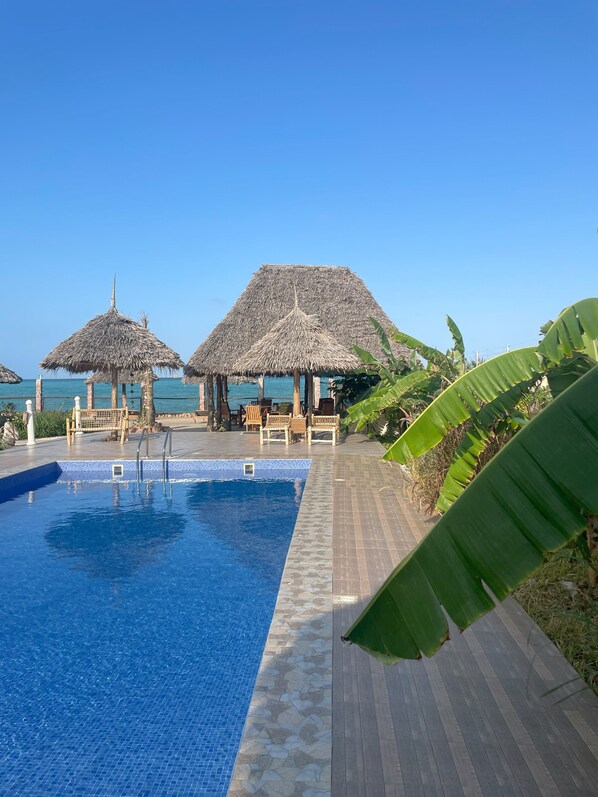 Pool - Oceanfront 6 one-bedroom villas resort in Southeast of Zanzibar island (Makunduchi)