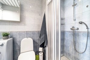Shower, free toiletries, hair dryer - Top floor near ferry terminal. Free parking. (Tallinn)
