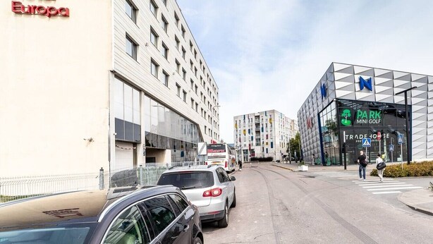 A street view with a hotel named 'Hestia Hotel Europa' and a building with a sign for 'Park Mini Golf'.