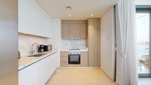 Frigorífico, microondas, horno y placa de cocina